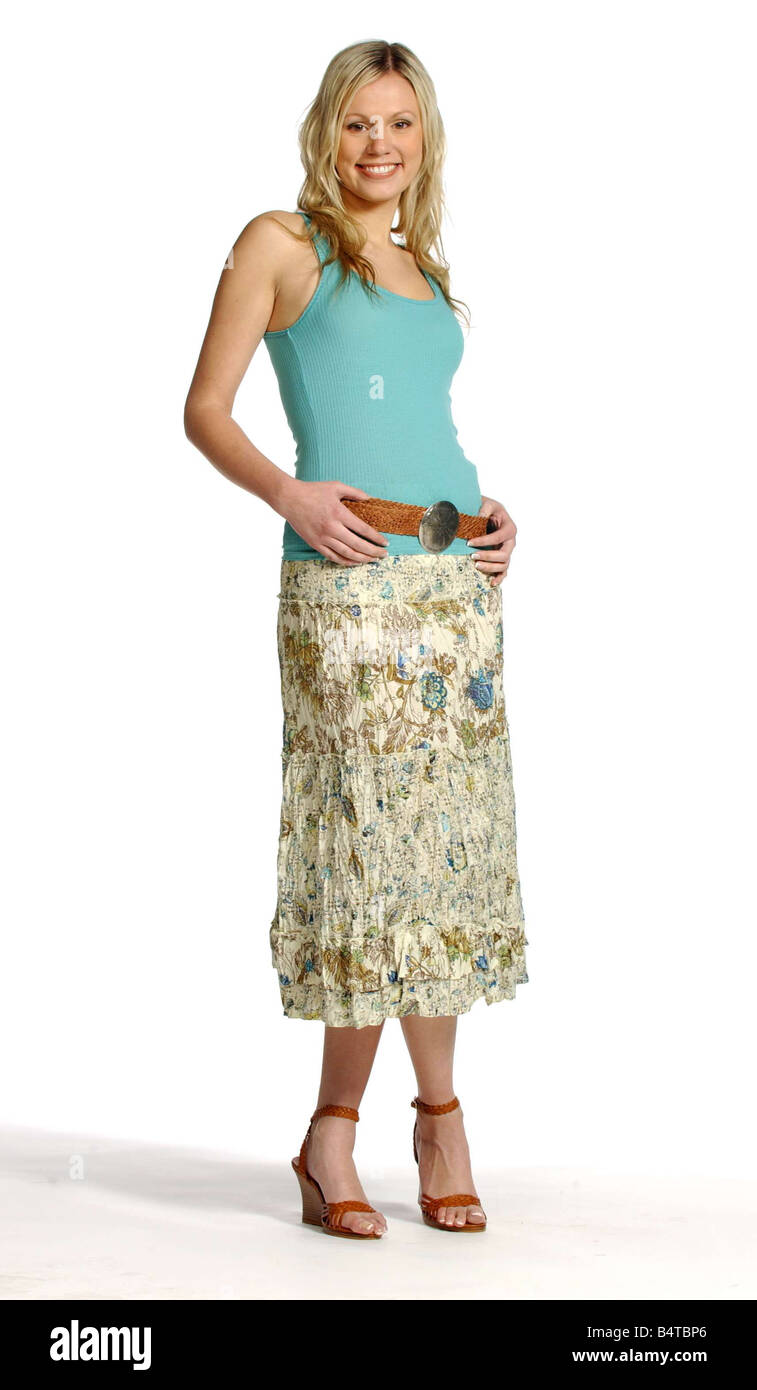 Característica de moda Skress Marzo modelo 2005 vestidos de algodón  impresión falda floreada y gree vest top Fotografía de stock - Alamy