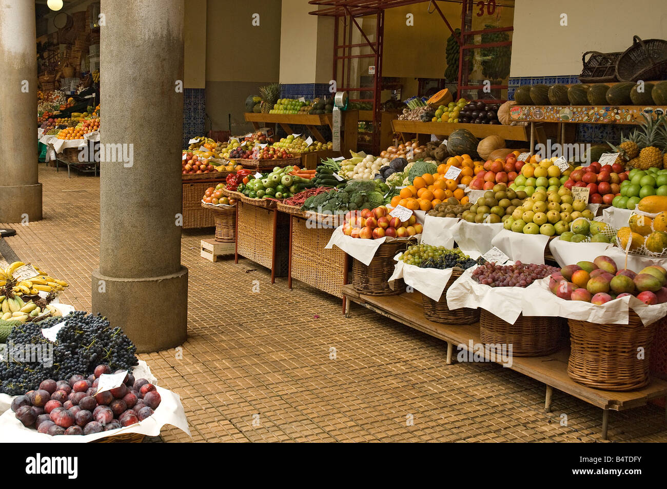 Verdura Surtido De Verduras Frescas En La Tabla De Roble Vieja Rústica  Verdura Del Mercado Foto de archivo - Imagen de agricultura, fruta: 93866150
