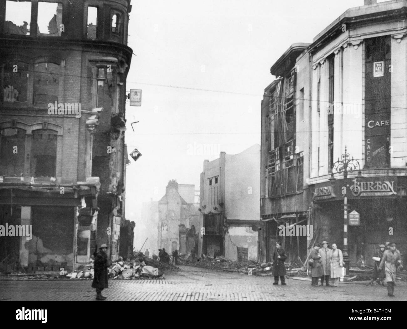 Coventry blitz;los ataques con bombas en Broadgate en centro de la ciudad  de Coventry tras un ataque aéreo en la Segunda Guerra Mundial;de noviembre  de 1940 Fotografía de stock - Alamy