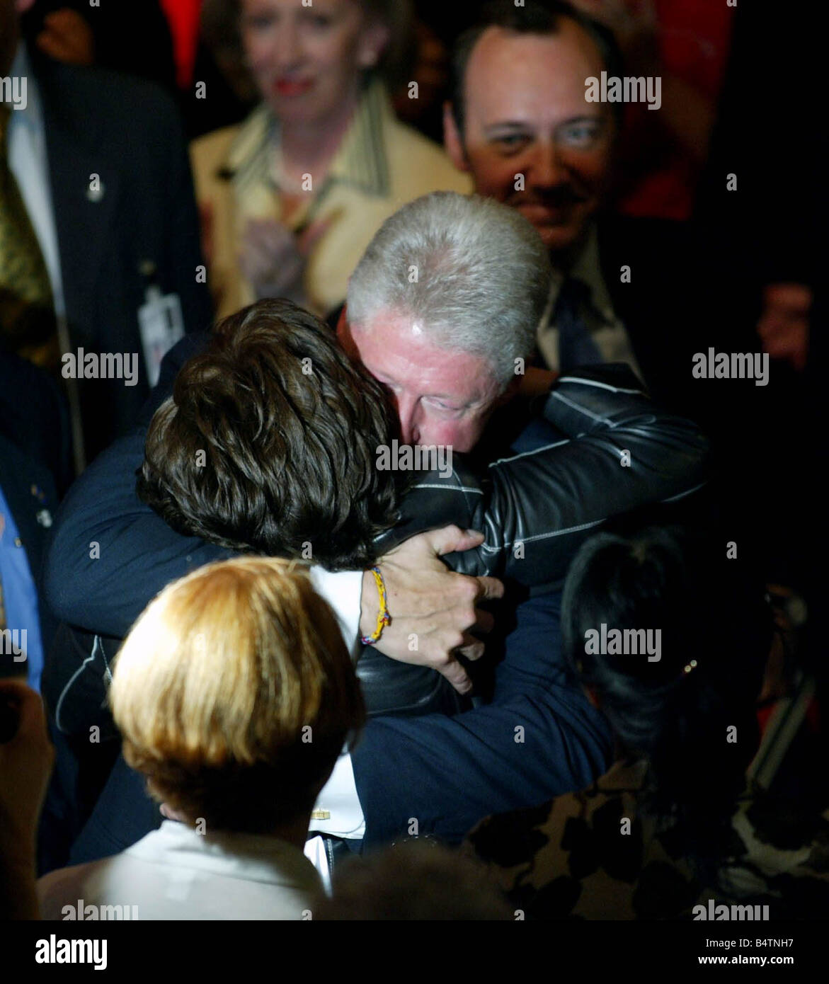 Conferencia del Partido Laborista de octubre de 2002 Bill Clinton Blackpool abrazos abrazos Cherie Blair tras intervención política esposa del Primer Ministro Tony Blair PM Foto de stock