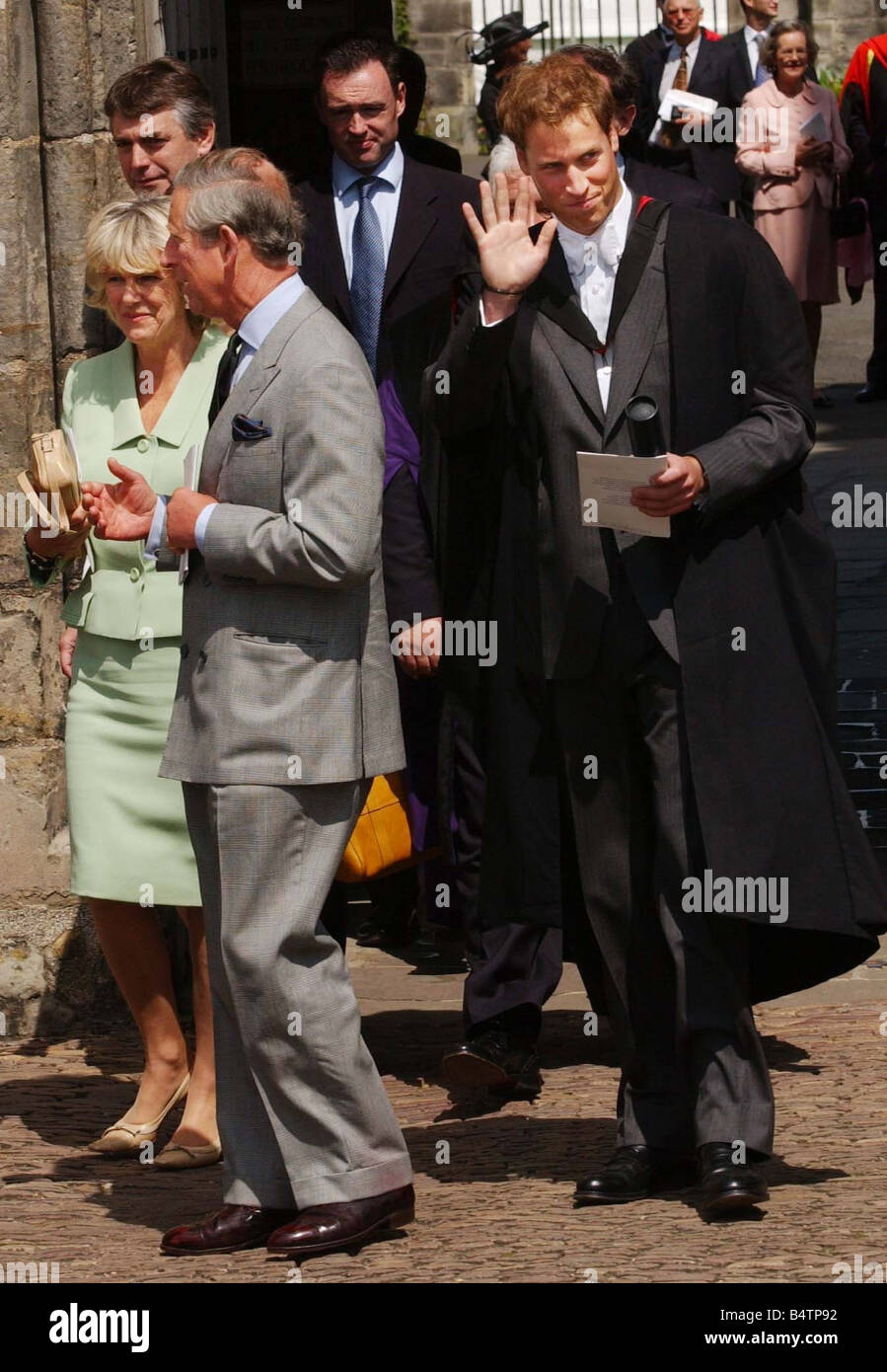 Príncipe Guillermo egresados de la Universidad de St Andrews en junio de  2005 saludando a la multitud el Príncipe Carlos y Camilla traje verde gris  Fotografía de stock - Alamy