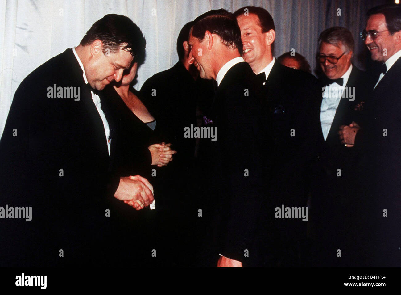 John Goodman se da la mano con el Príncipe Carlos de 1994 Foto de stock