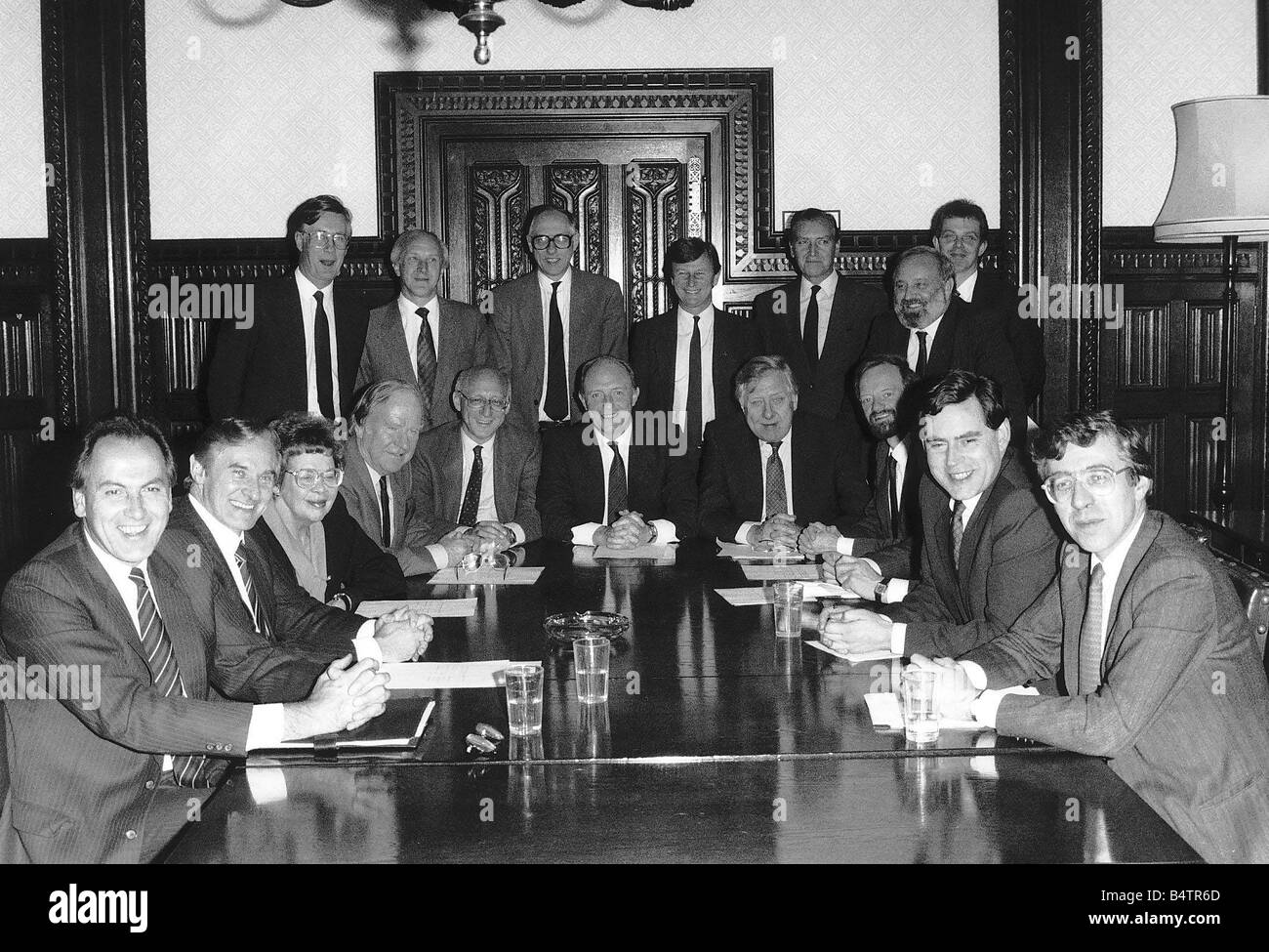 Gabinete del Partido Laborista de 1988 Fila posterior L R Michael Meacher David Clark Donald Dewar Brian Gould Barry Jones, Tony Blair Frank Foto de stock