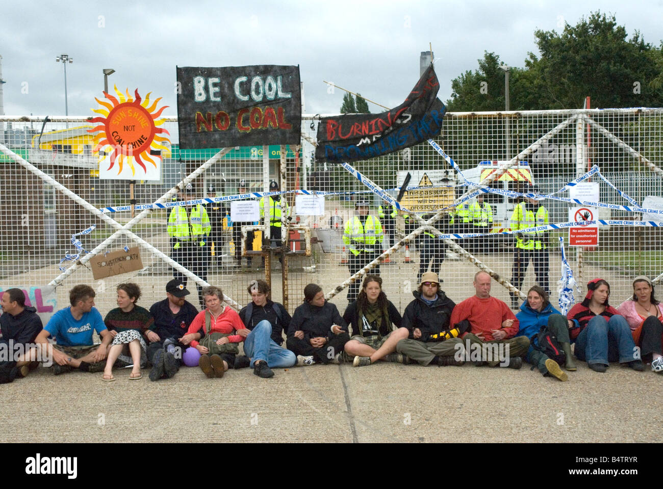Los manifestantes a la espera de ser detenido Kingsnorth campamento del clima Agosto 2008 Kent Foto de stock