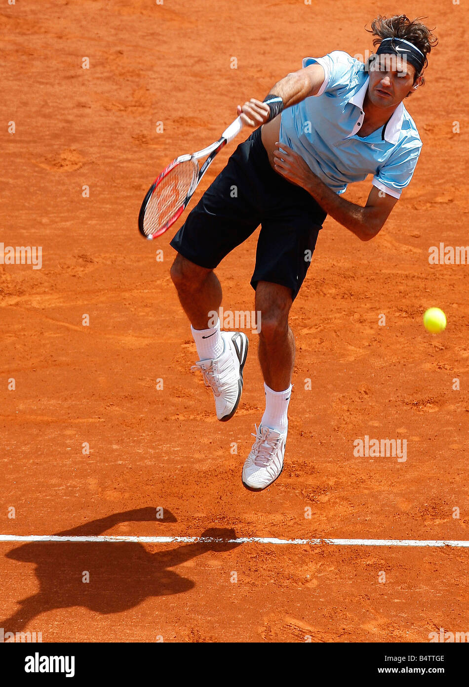 Roger Federer en acción contra Rafeal Nadel en la final de la ATP Masters en Mónaco 2008. Foto de stock