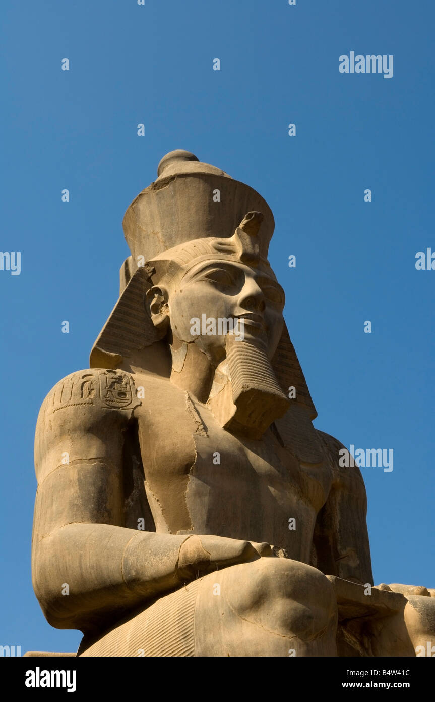 Asentado colosal estatua de Ramsés II, el Templo de Luxor, Sitio del Patrimonio Mundial de la UNESCO, Luxor, Egipto Foto de stock