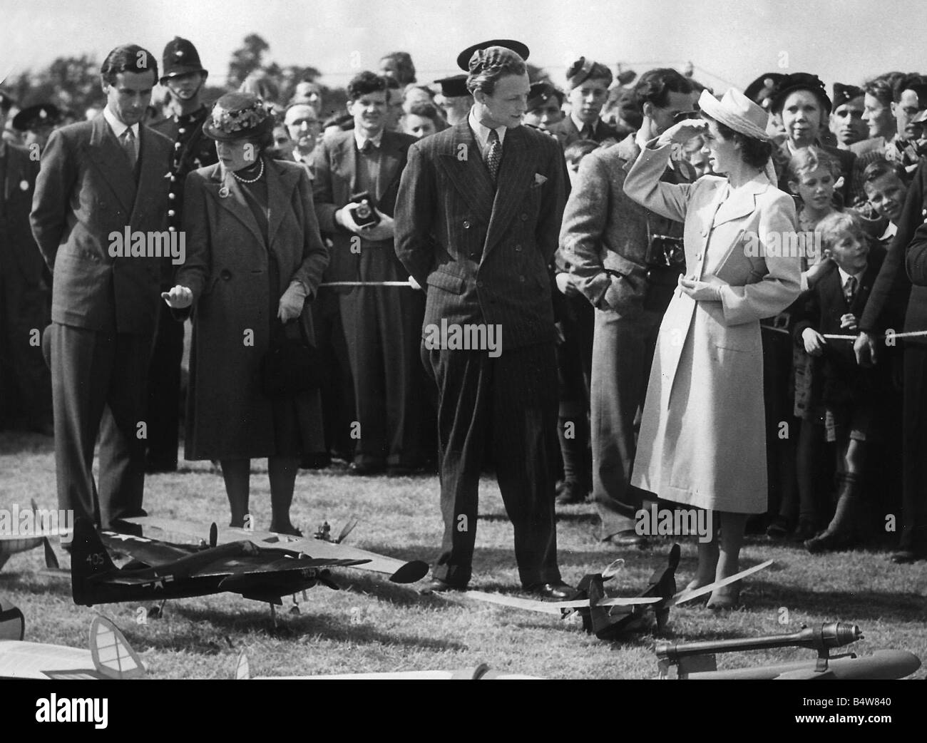 Princess Margaret asiste a la competencia por la copa de Queens para el modelo de avión en Langley Buckinghamshire extremo izquierdo es el grupo capitán Peter Townsend, junio de 1948 Foto de stock