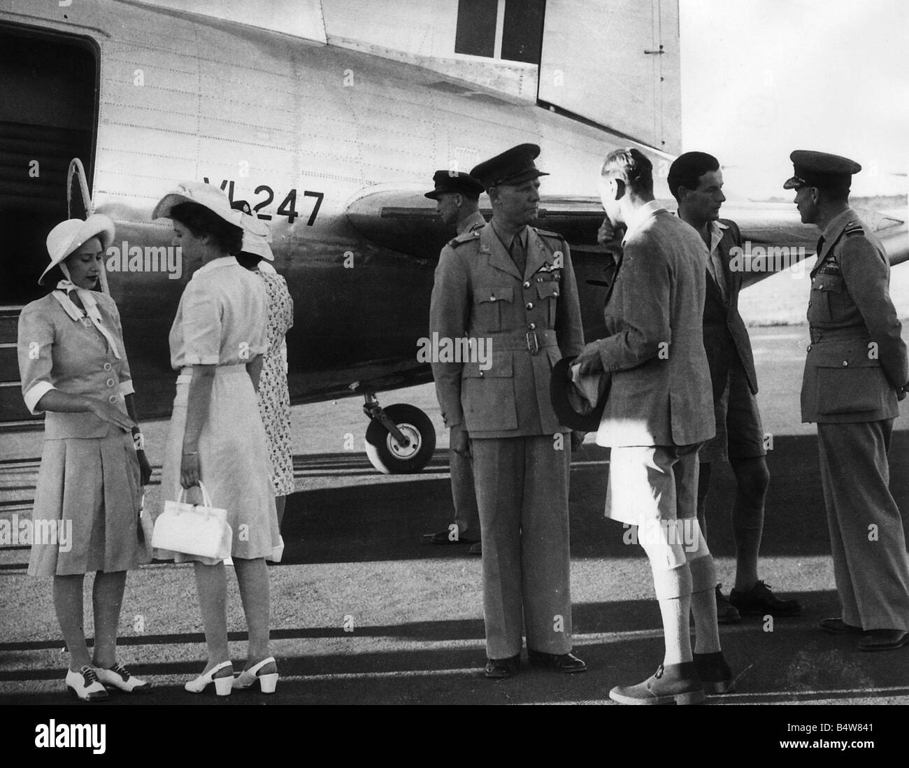 El rey George VI usar pantalones cortos Princesa Elizabeth Princess Margaret y grupo capitán Peter Townsend en pantalones cortos a su llegada al aeródromo de Bloemfontein durante el recorrido real de Sudáfrica de noviembre de 1947 Foto de stock