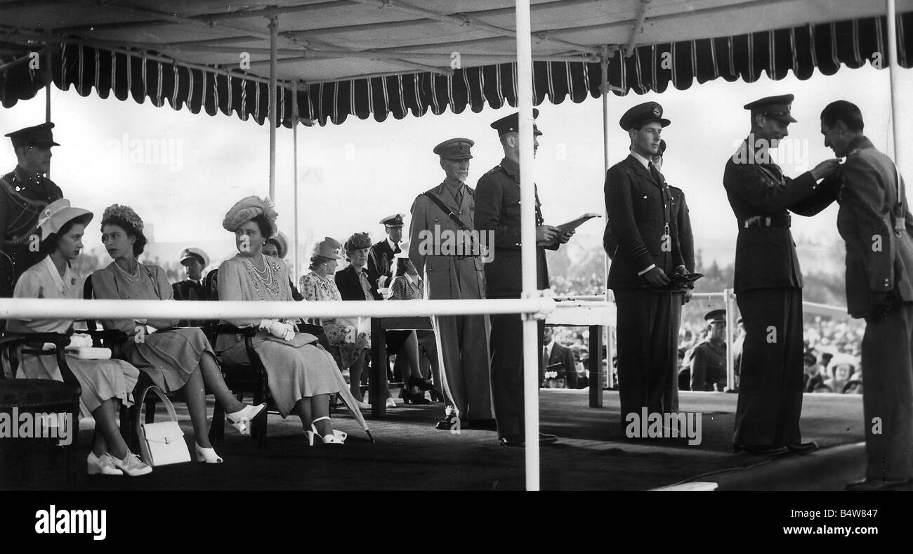 El rey George VI presentando awarda en la investidura militar en Pretoria a la izquierda puede verse la Reina Isabel Princesa Elizabeth Princess Margaret y grupo capitán Peter Townsend, sosteniendo un cojín durante el recorrido real de Sudáfrica de noviembre de 1947 Foto de stock