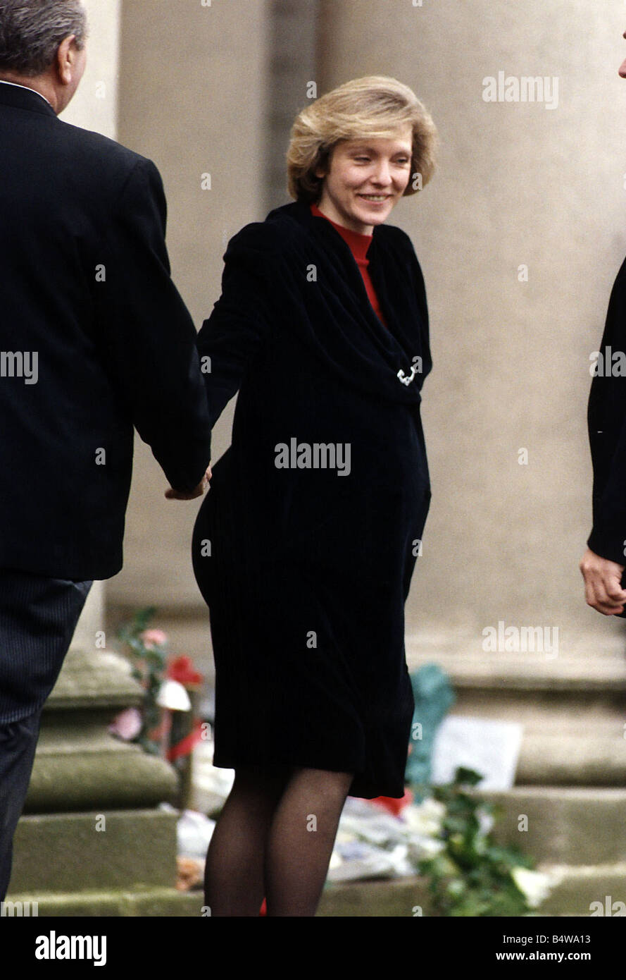 doce polvo Final Mary Austin Freddie Mercury s largo tiempo novia embarazada durante su  funeral, noviembre de 1991 Fotografía de stock - Alamy