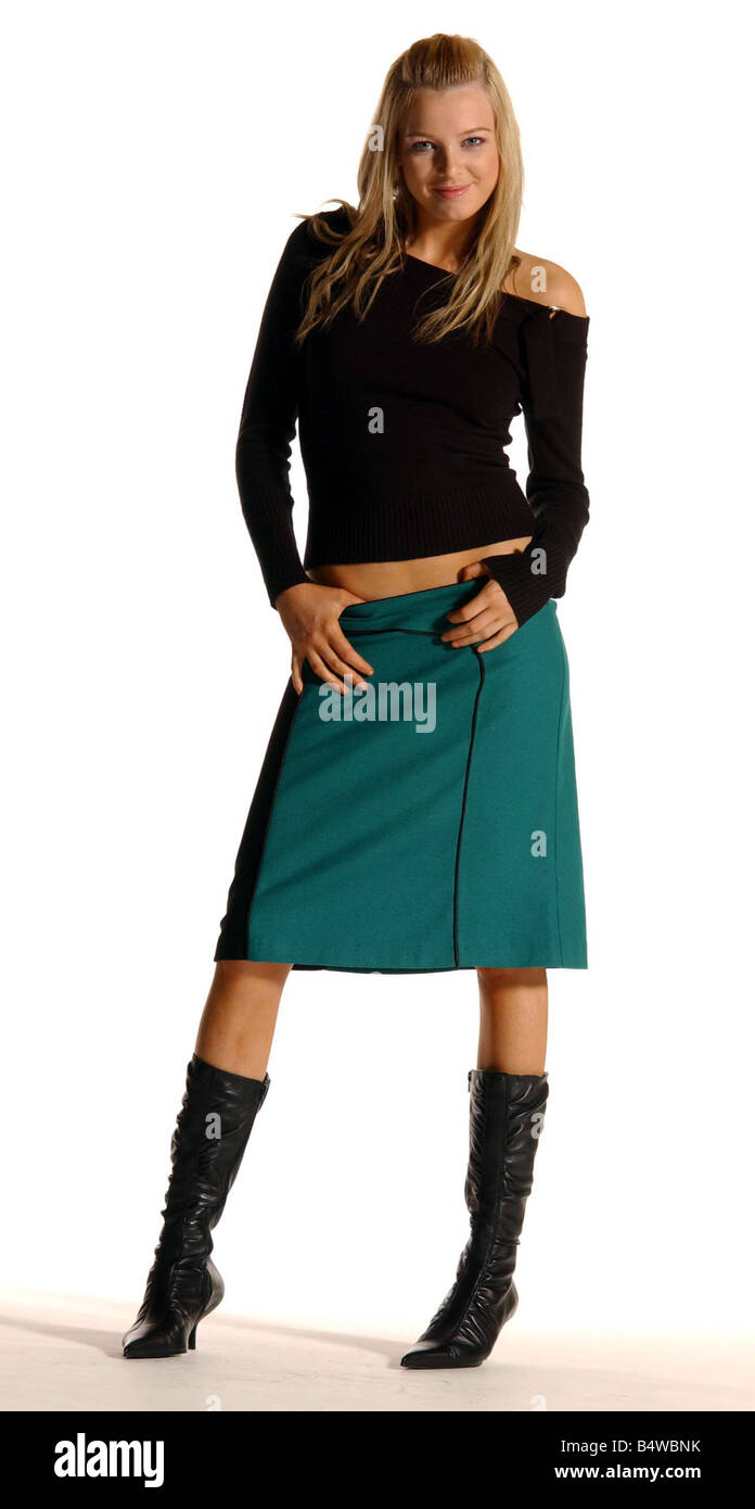 Característica de la moda de octubre de 2003 longitud rodilla faldas Modelo  Amy M vistiendo falda verde desde la tienda TopShop botas negro negro fuera  del hombro arriba revista Siete Días Fotografía