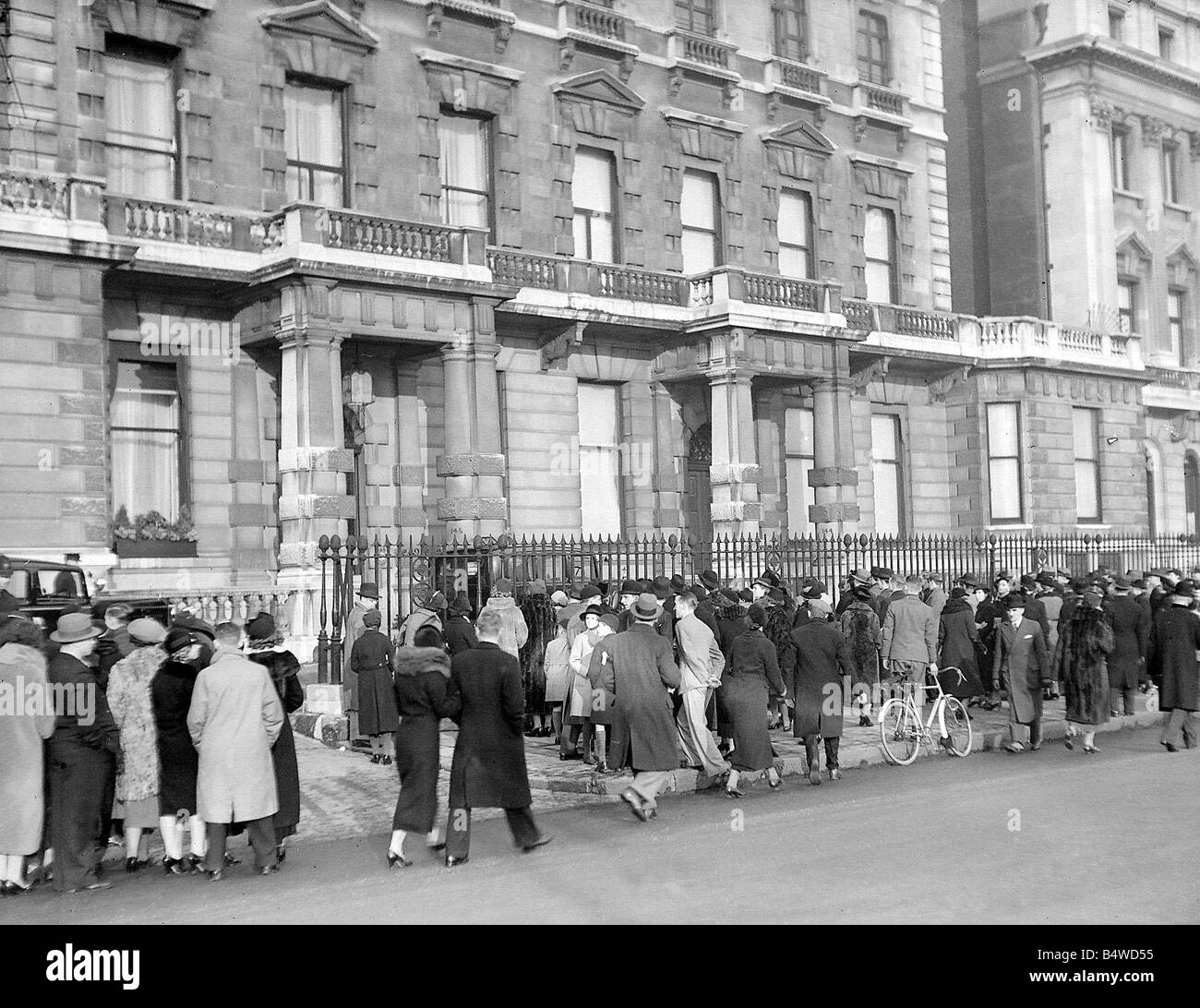 El Rey Eduardo VIII abdicó crisis fuera de partidarios de Royal Palace Crisis de abdicación de regalías 1936 Foto de stock