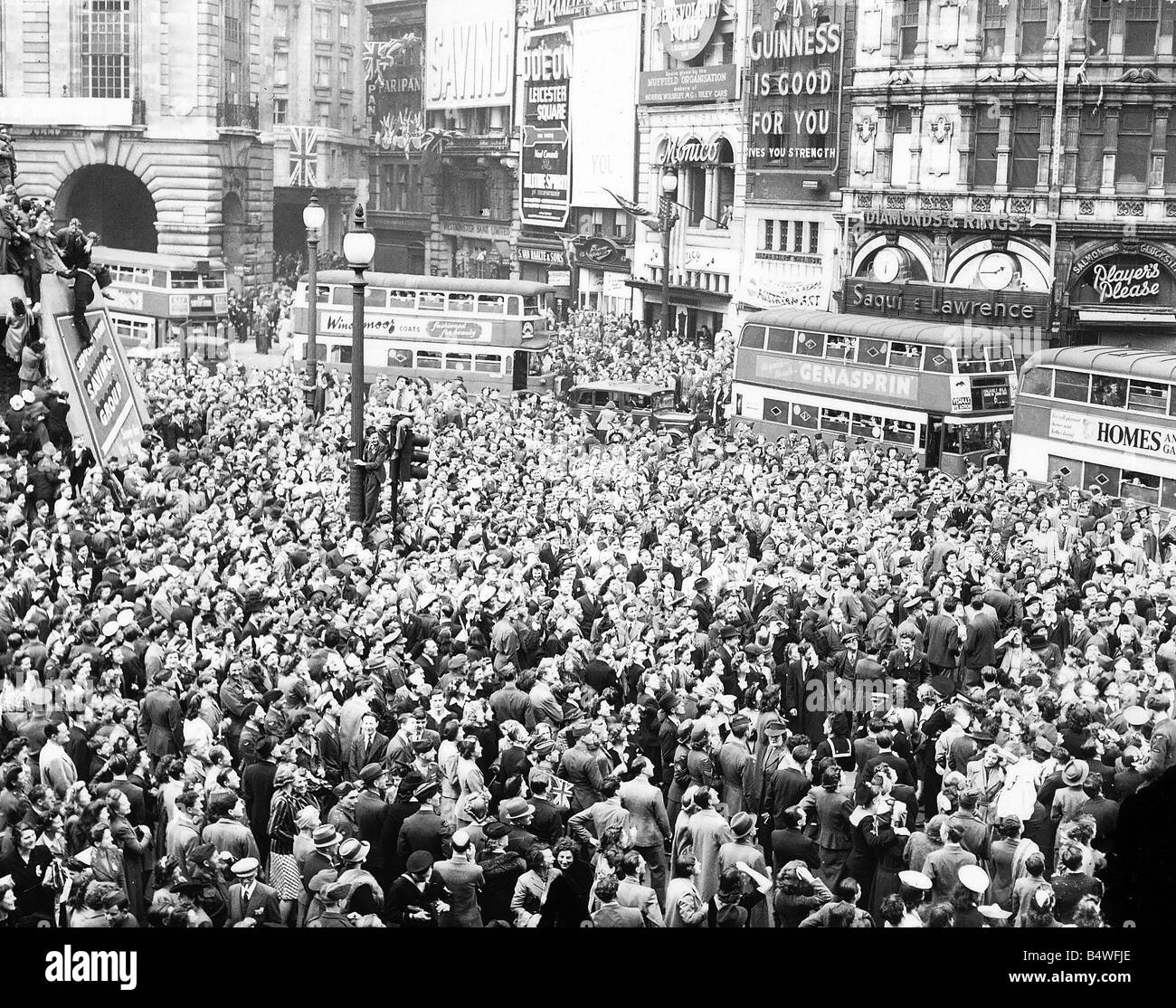 Piccadilly Circus London a finales de la Segunda Guerra Mundial 1945 Foto de stock