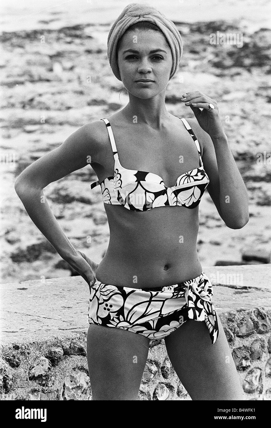 La actriz Virginia Norte que fue una chica Bond en la película de James Bond  en el Servicio Secreto de Su Majestad 1967 Fotografía de stock - Alamy