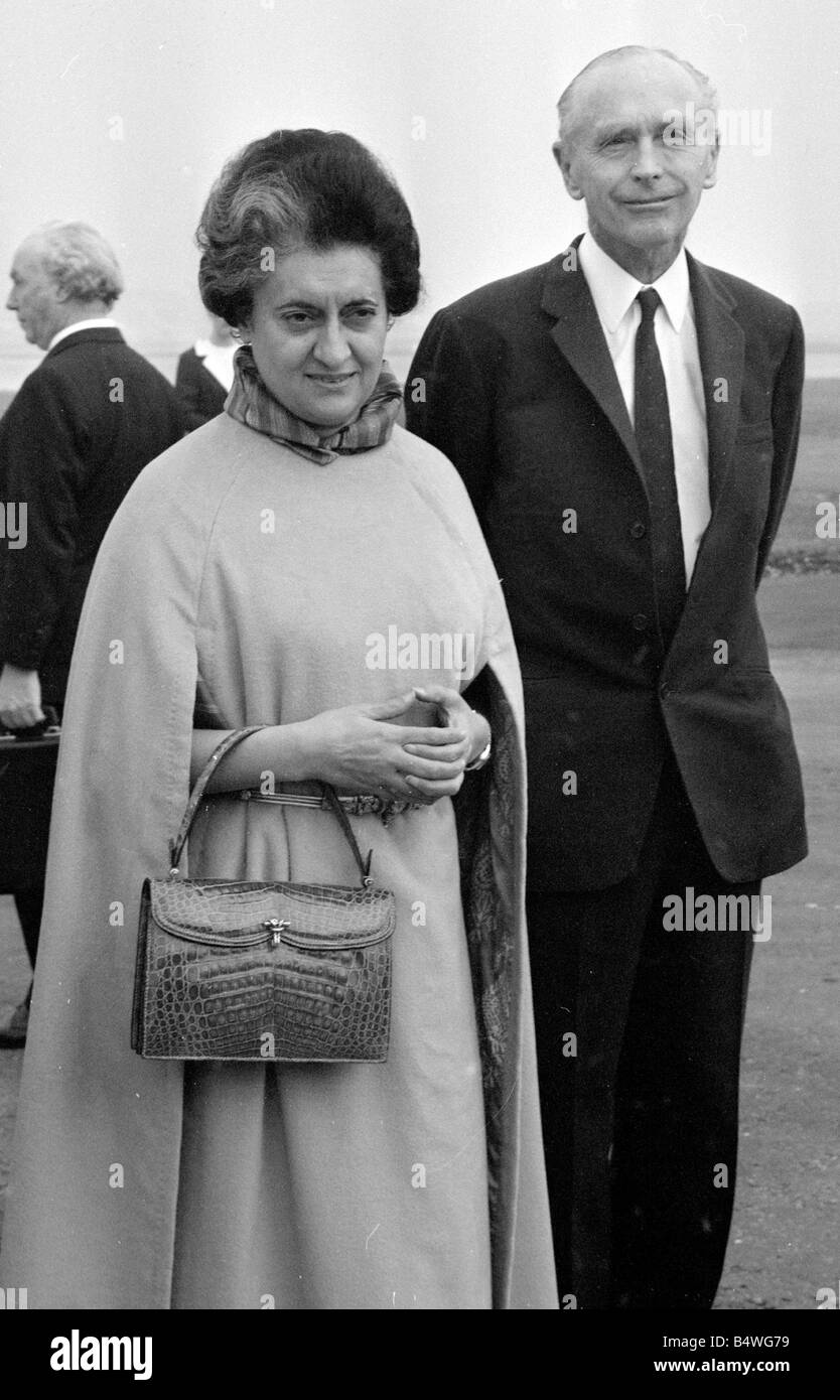 El Ministro de la India, la Sra. Indira Gandhi visto aquí ser saludado por el Secretario de Asuntos Sir Alec Douglas Home al comienzo de su foive día visita