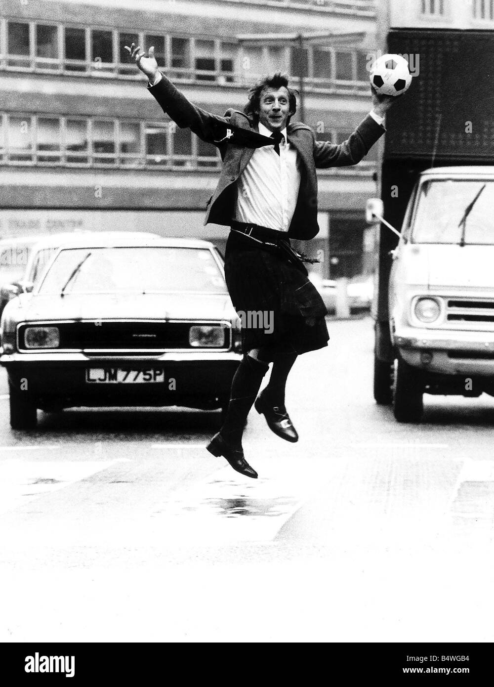 Denis Ley llevar falda en Regent Street Londres 1978 horas antes de salir con el equipo de la BBC para cubrir la Copa del Mundo Foto de stock