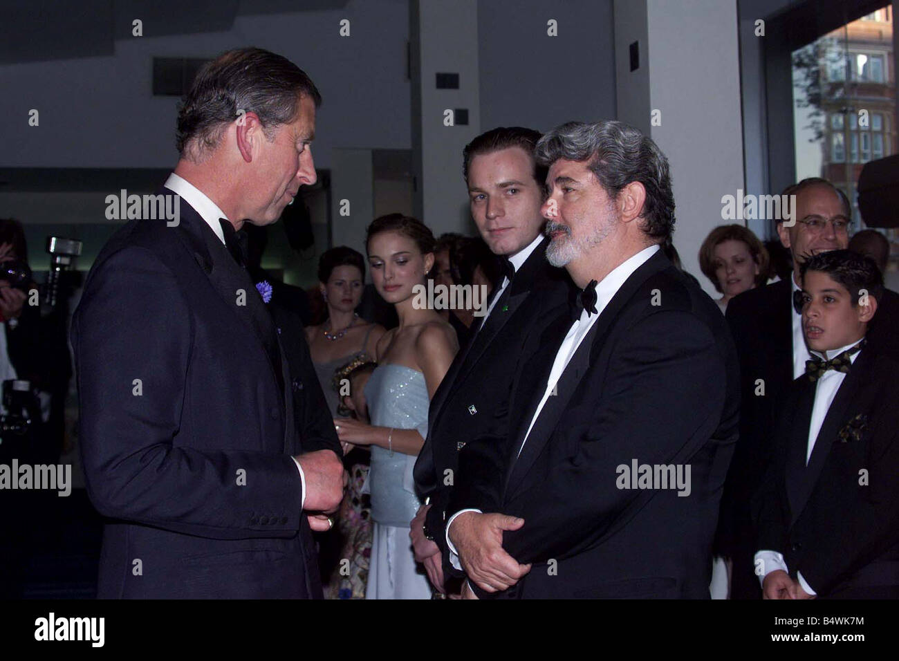 El príncipe Carlos se reúne director George Lucas, en julio de 1999, de la nueva película de Star Wars La amenaza fantasma weby Foto de stock