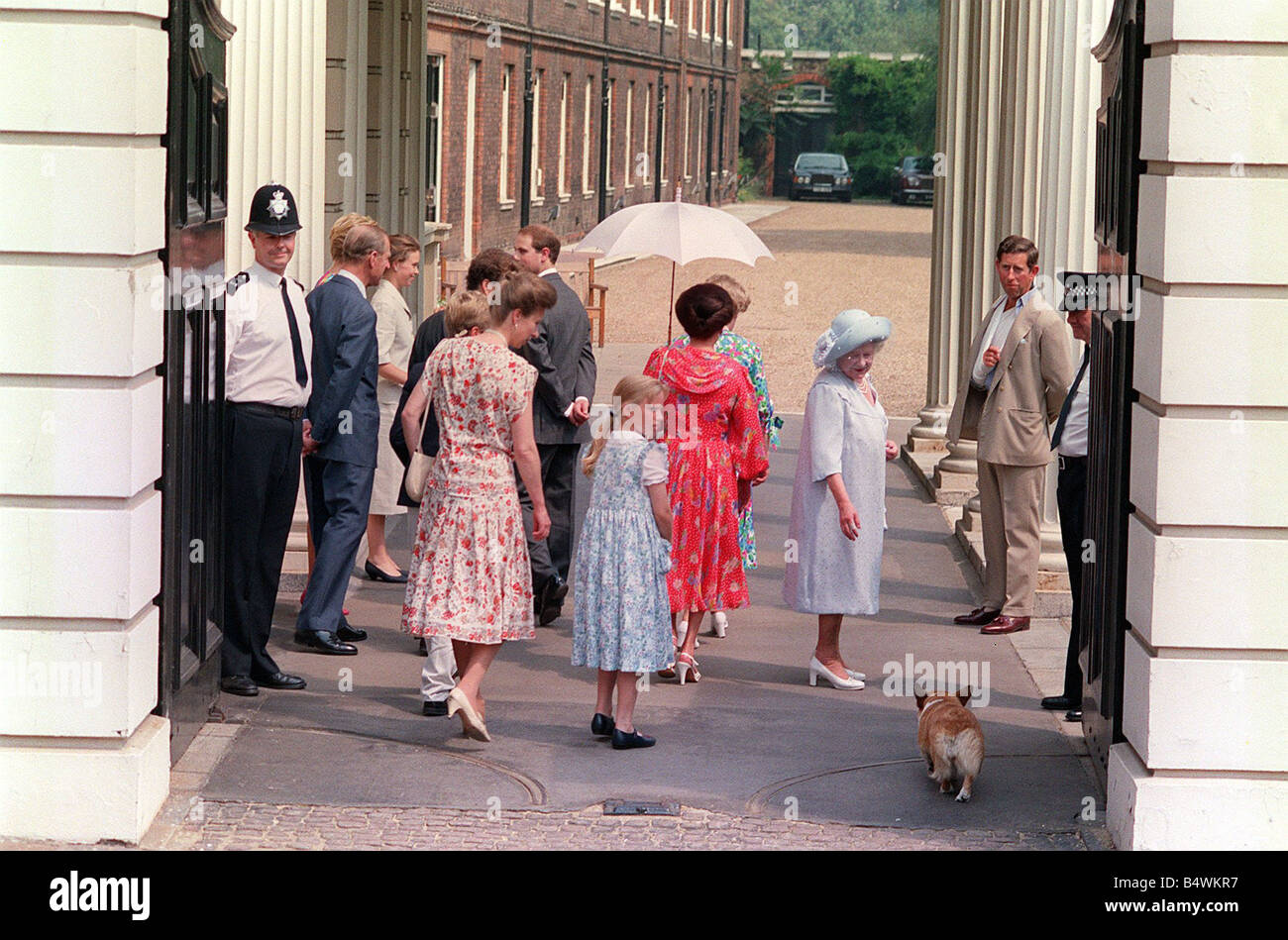 Reina Madre Cumpleaños de agosto de 1990, en su 90º cumpleaños fuera de Clarence House con otros miembros de la familia real y su palafrenero Capitán William de Rouet Foto de stock