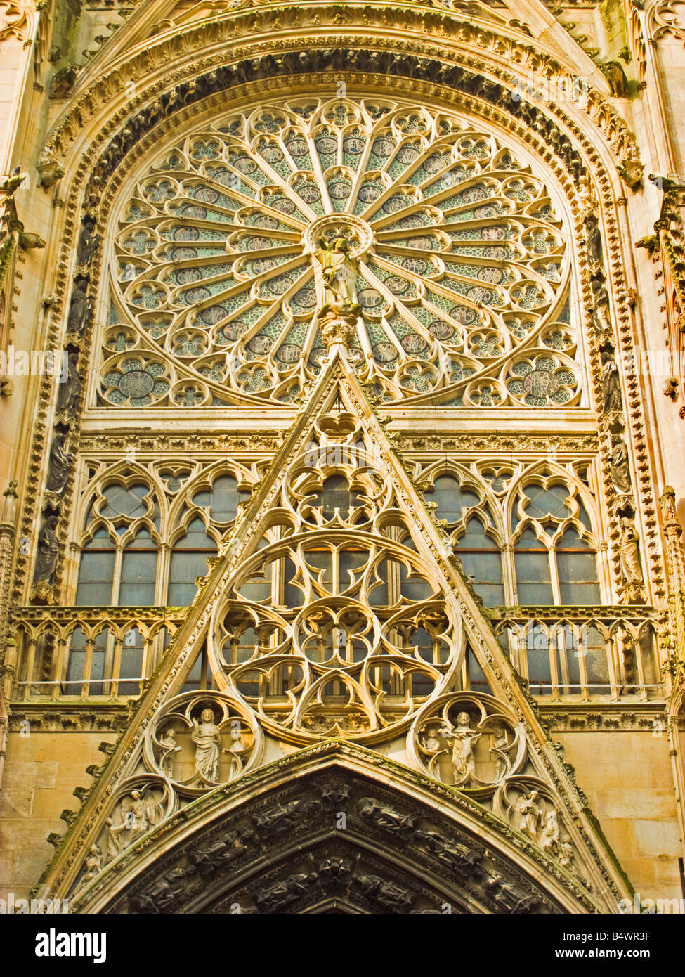 Intrincado detalle arquitectónico en rosetón y entrada frontal de dosel de la Catedral de Rouen Francia UE Foto de stock