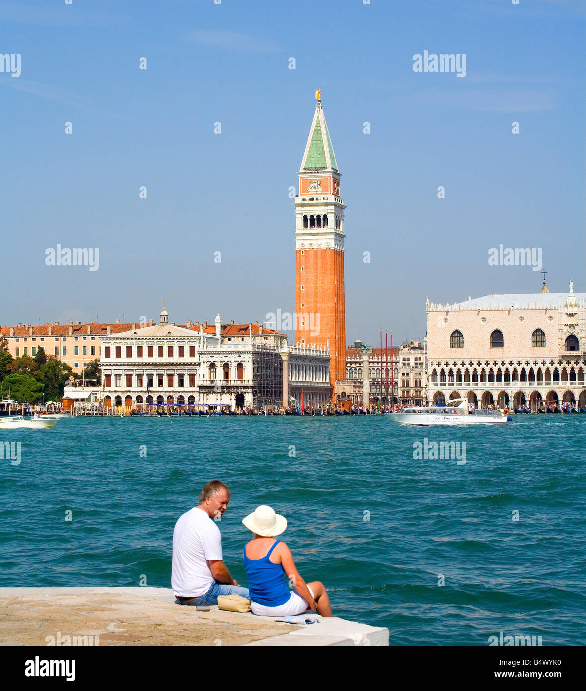 Palacio Ducal y el Campanile de la plaza de San Marcos Venecia Italia Foto de stock