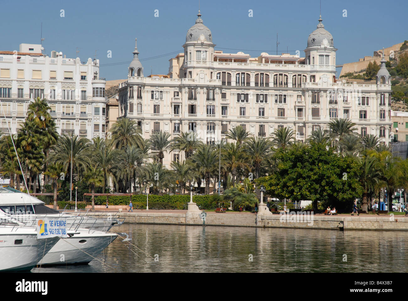 Los edificios de la ciudad frente al mar y la marina, Alicante, Comunidad Valenciana, España Foto de stock
