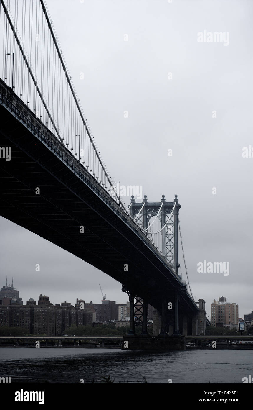 Vista bajo el puente de Manhattan en Nueva York el día nublado en Nueva York tomada desde el lado de Brooklyn Foto de stock