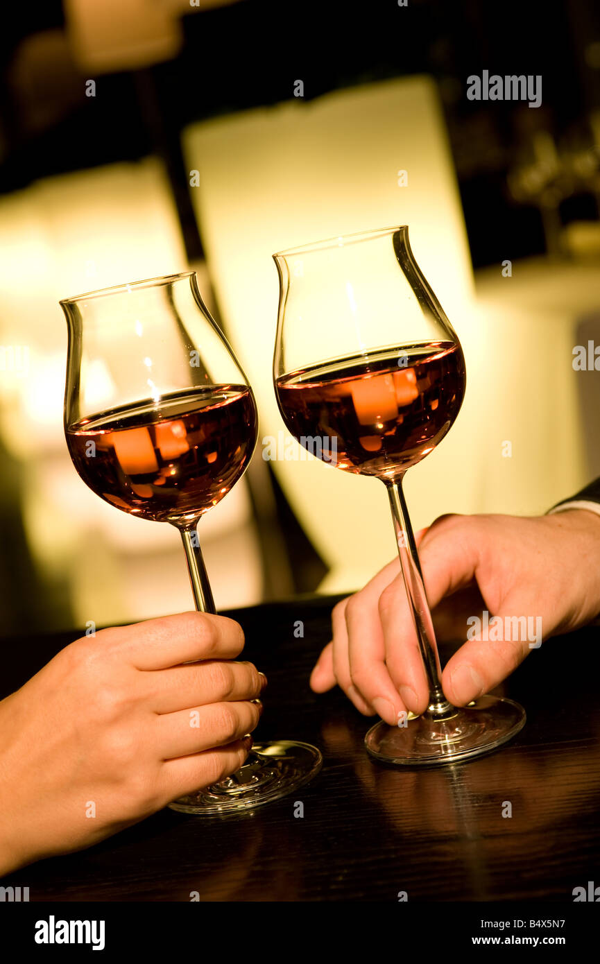 Dos copas de vino. Noche romántica Fotografía de stock - Alamy