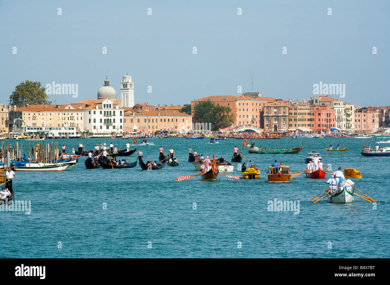 La gente que viaja en las góndolas, cerca del Gran Canal de Venecia Foto de stock