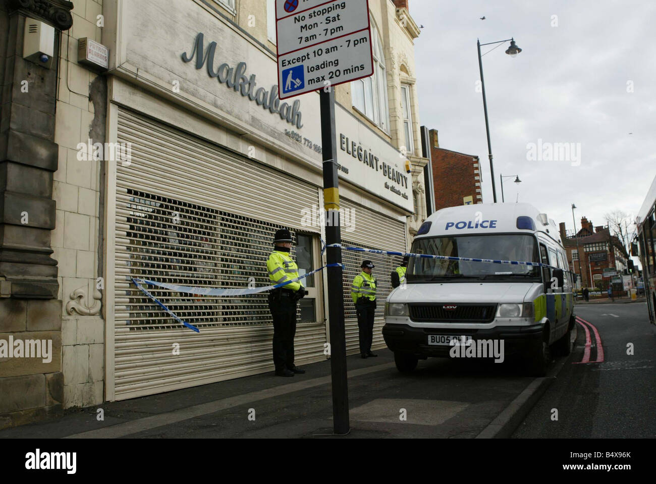 Policía fuera Maktabah que es una librería islámica allanada por la policía en Birmingham. Hicieron ocho detenciones sospechoso de terrorismo. La tienda está cerca de la casa del secuestro. destino;31 de enero de 2007 Foto de stock