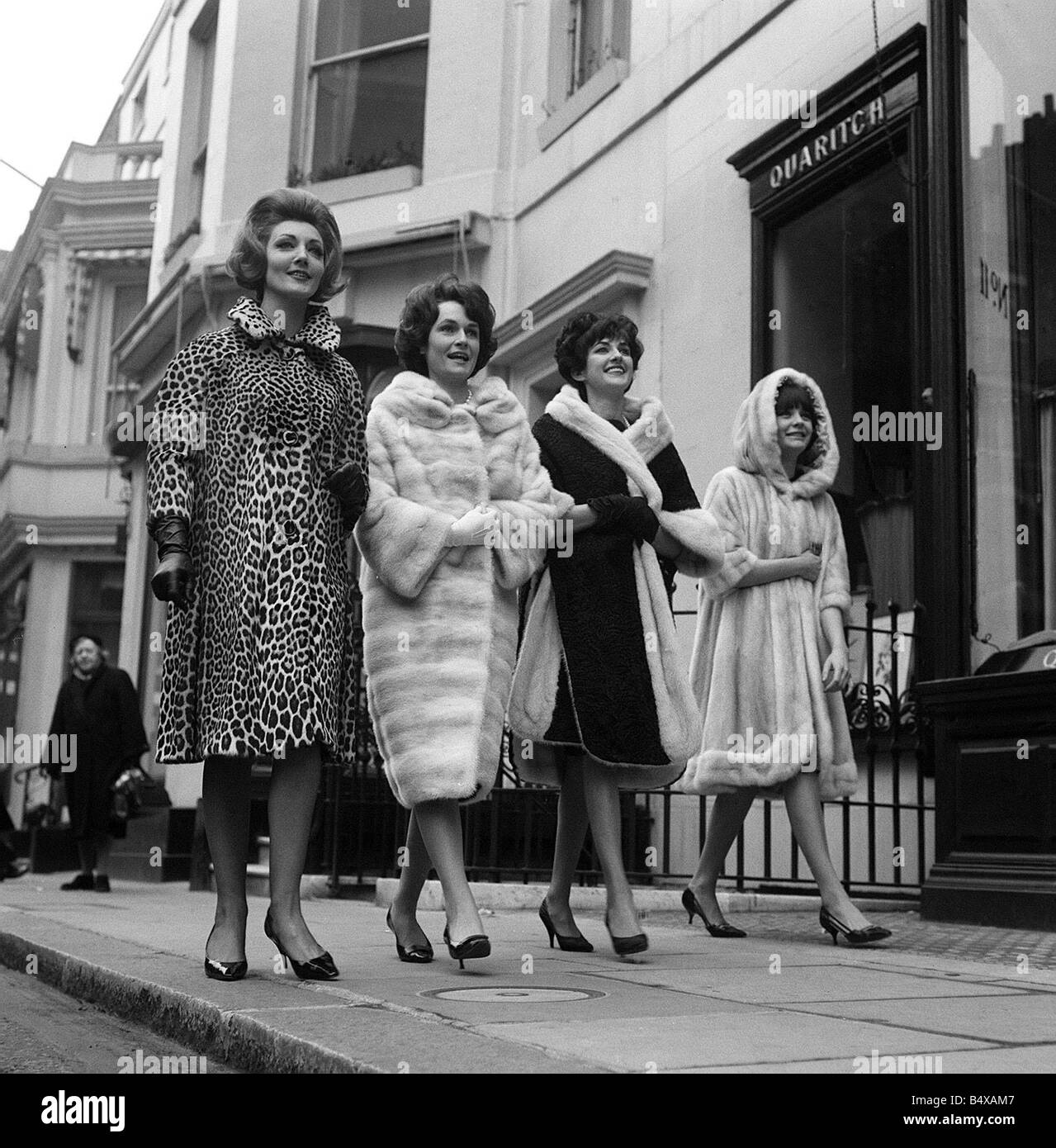Moda abrigos de piel Feb 1962 modelos en el West End de Londres modelo incluyendo los abrigos de pieles de leopardo y de visón Foto de stock