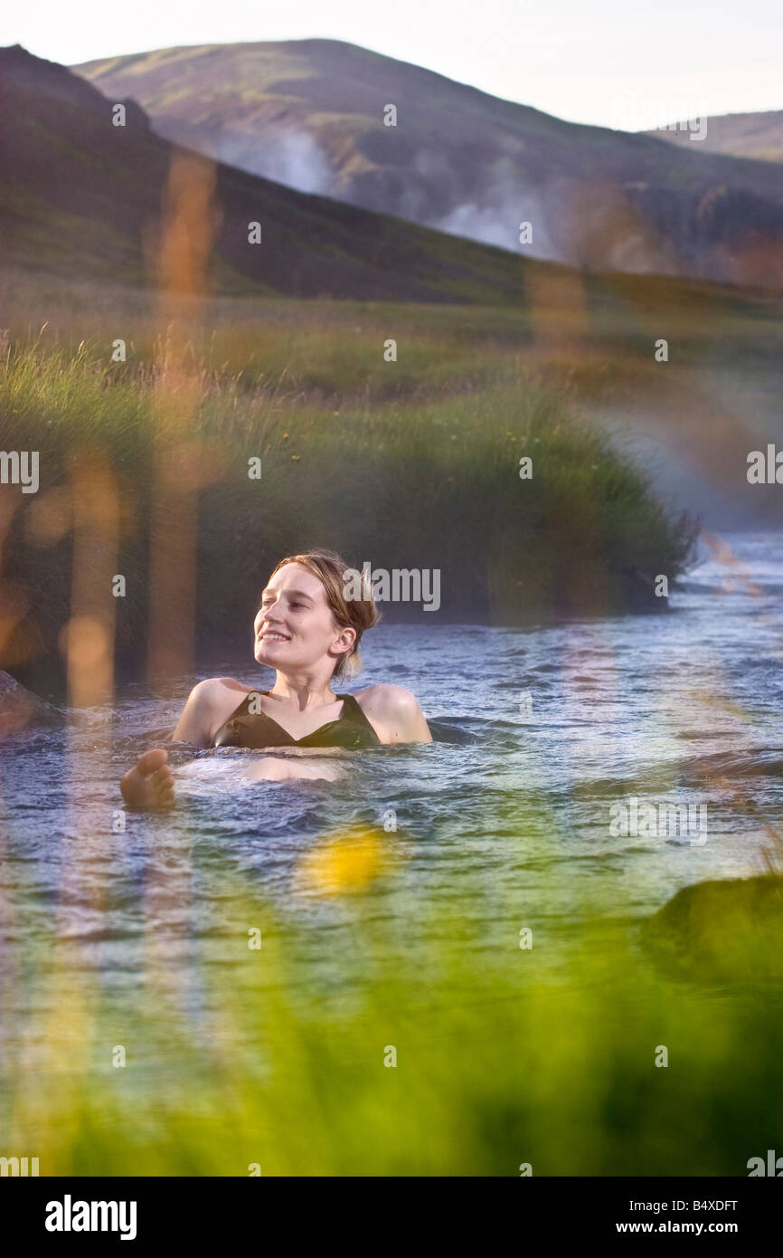 Una mujer baños en aguas termales de Hveragerdi, Islandia. Foto de stock