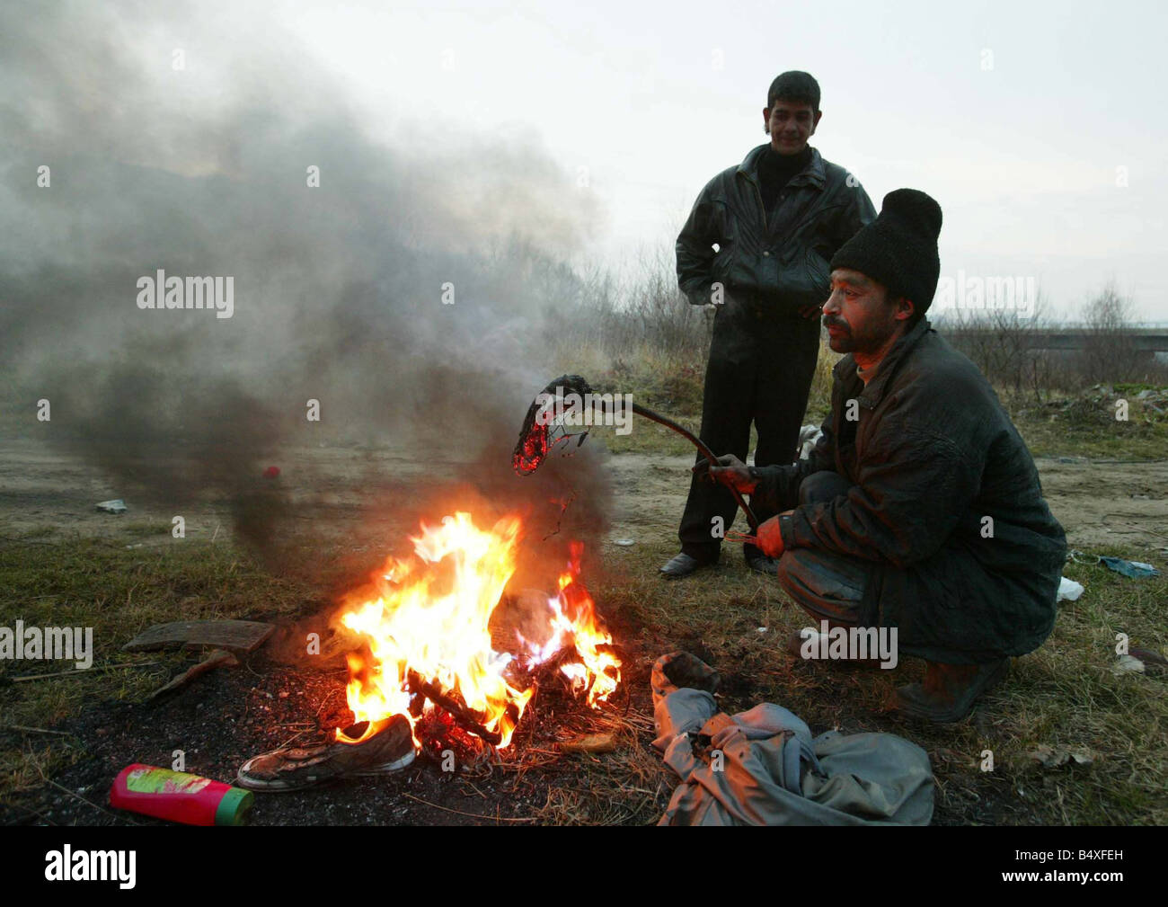 Copsa Mica de noviembre de 2006, Rumania extractora de cobre Ioan Lazer 42 quemar el plástico del cable de cobre para vender por 2 euros por kilo en la ciudad de Copsa Mica Foto de stock
