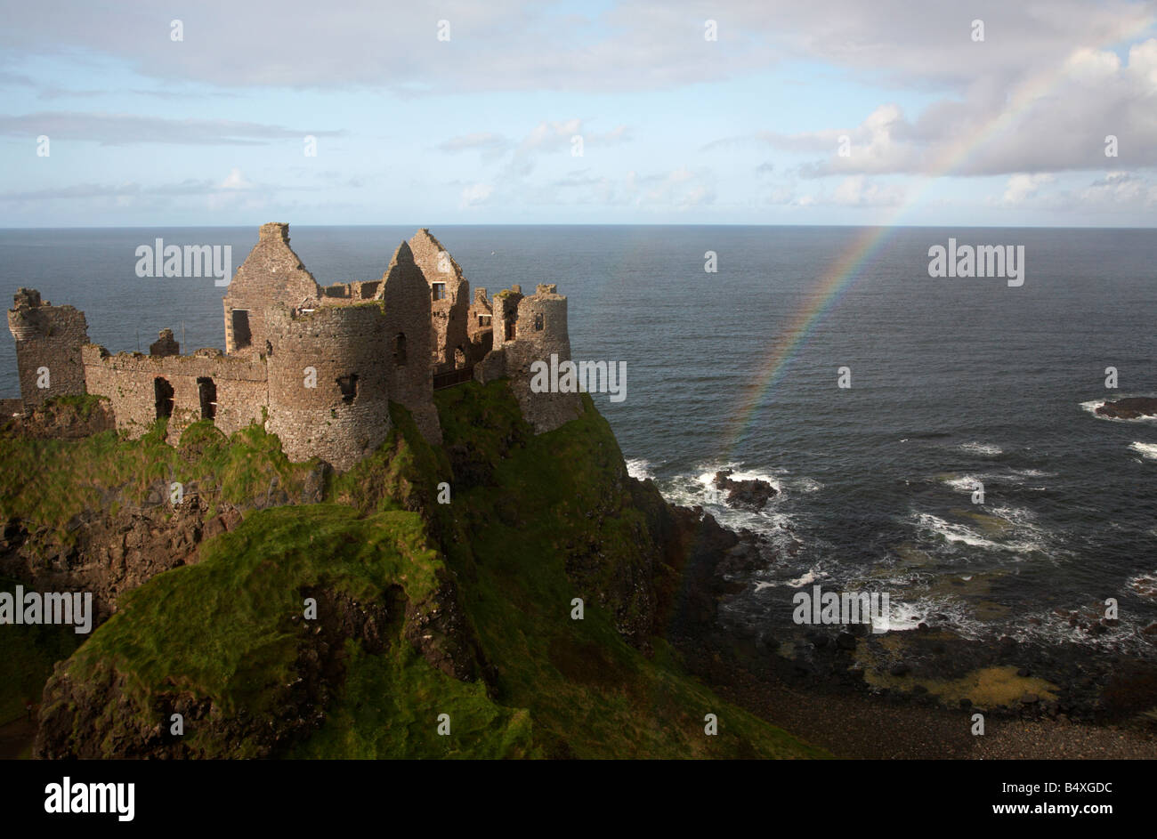 Castillo de Dunluce con arco iris y la costa norte de Antrim county Antrim Reino Unido Irlanda del Norte Foto de stock