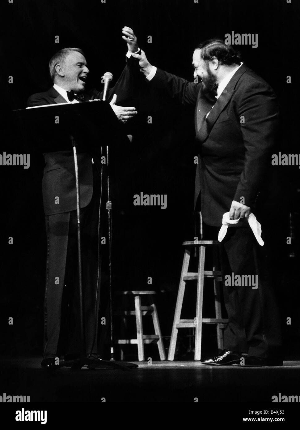 Frank Sinatra en el escenario del Radio City Music Hall de Nueva York  Fotografía de stock - Alamy