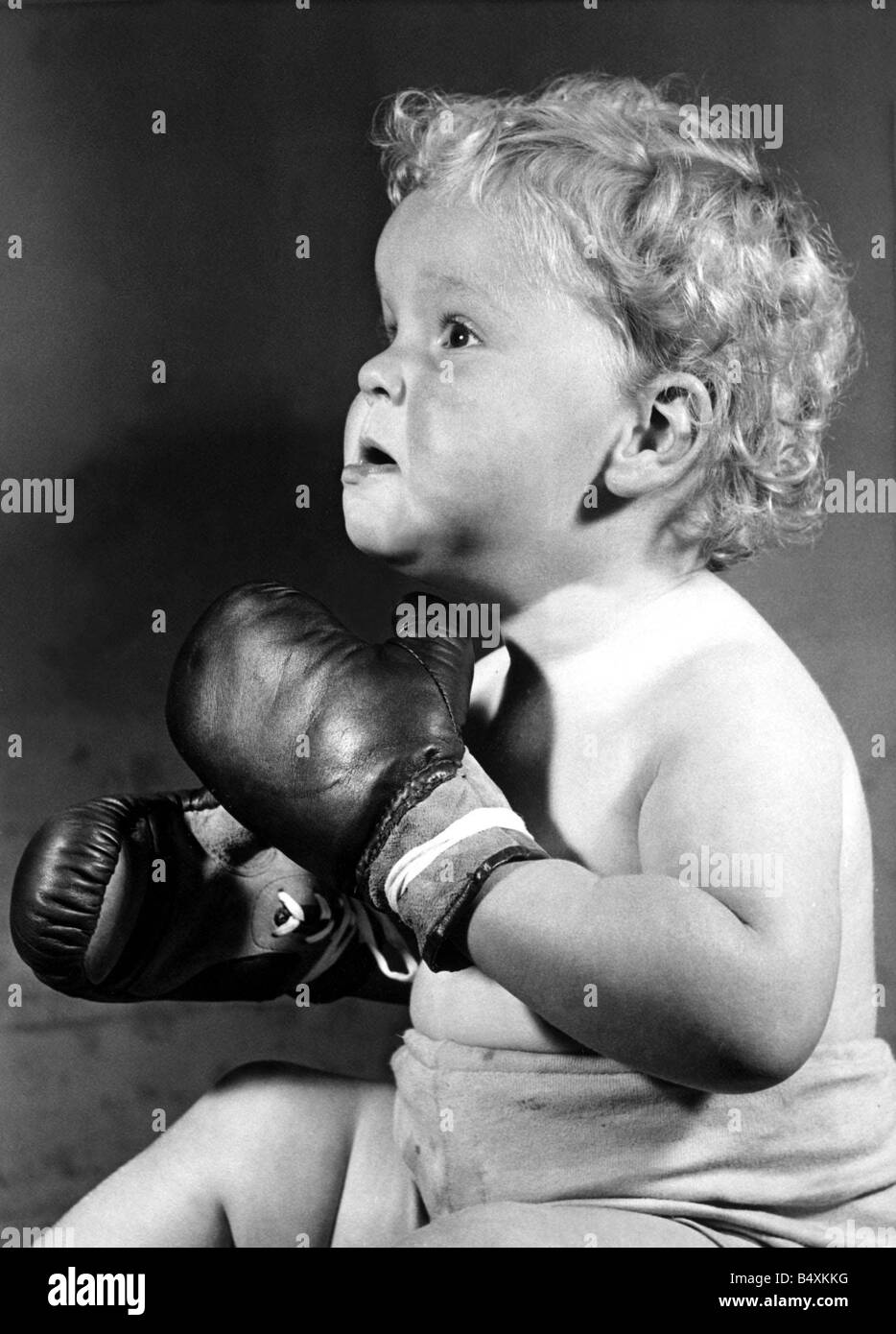 Los niños Bebé Paul Nute Boxeo de Chiswick usando guantes de boxeo el  futuro Campeón de