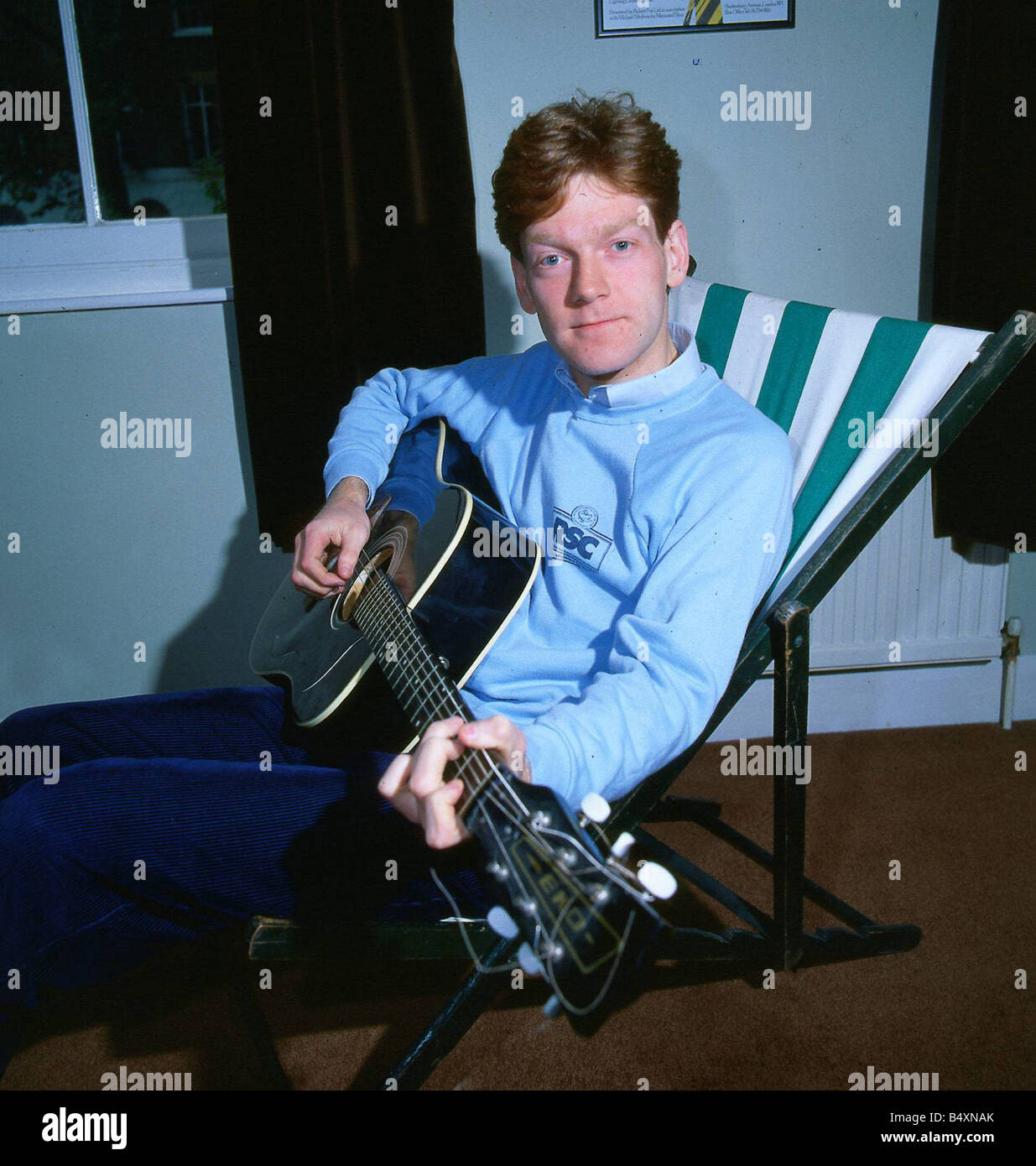 Kenneth Branagh actor director 1985 tocando la guitarra Fotografía de stock  - Alamy