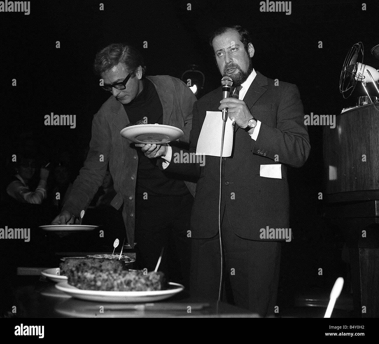 Clement Freud y el actor Michael Caine 1967 como jueces en el primer anular Inglaterra pudding de pan final Foto de stock
