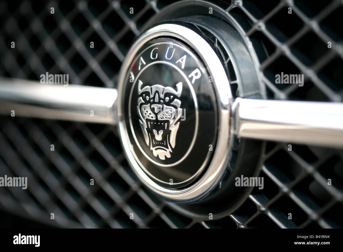 Insignia de la parrilla delantera de un jaguar Fotografía de stock - Alamy