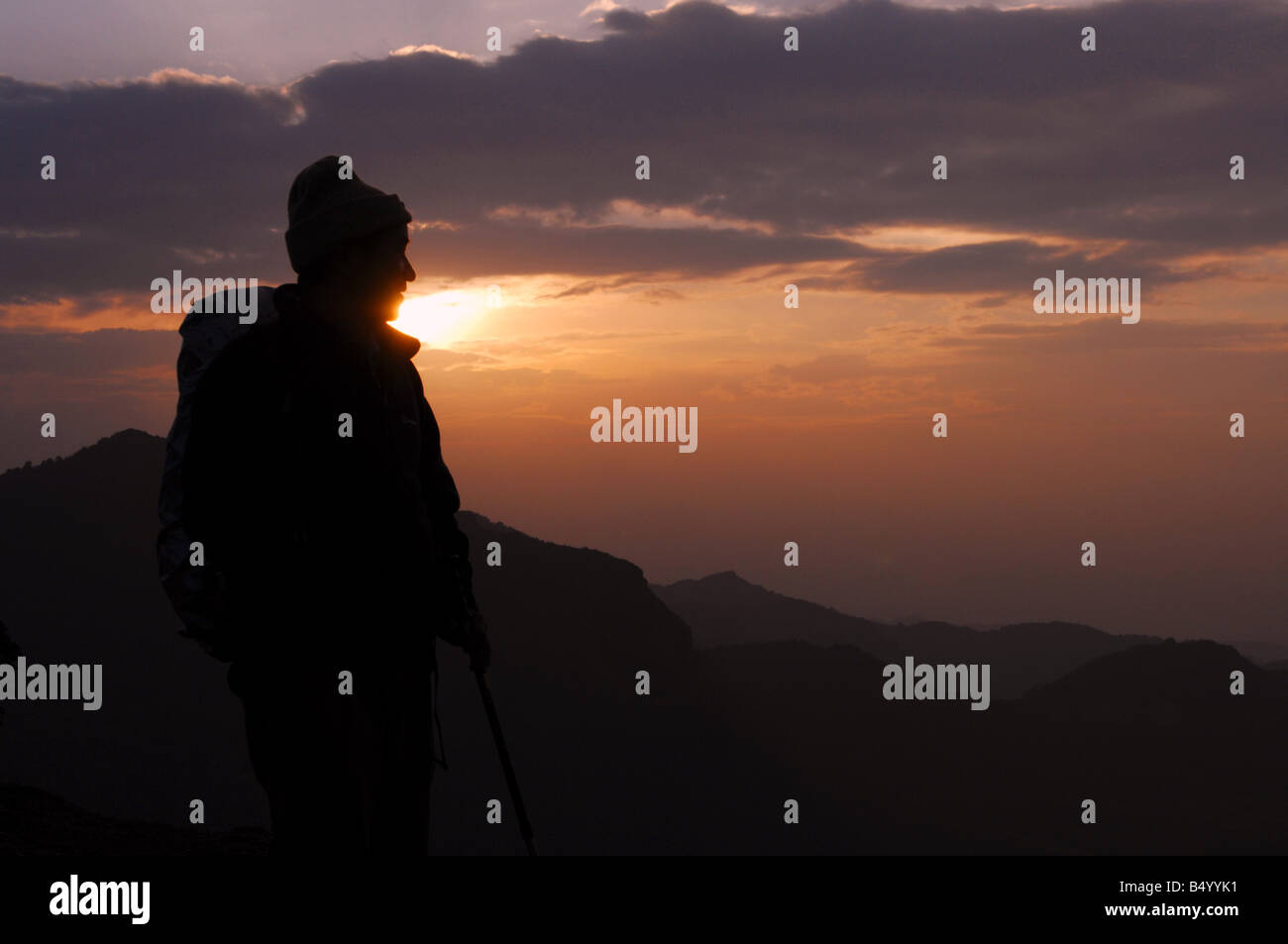 Amanecer en Nepal oriental, cerca de la región del Everest visto por un hombre Trekker Foto de stock