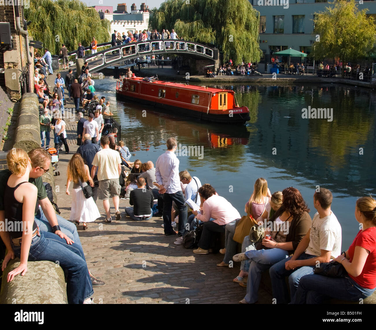Gente sentada por el Canal en Camden Londres Foto de stock