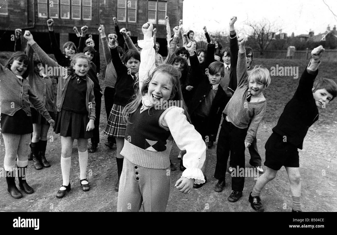 Lena Zavaroni cantante puño en el aire con otros escolares Foto de stock