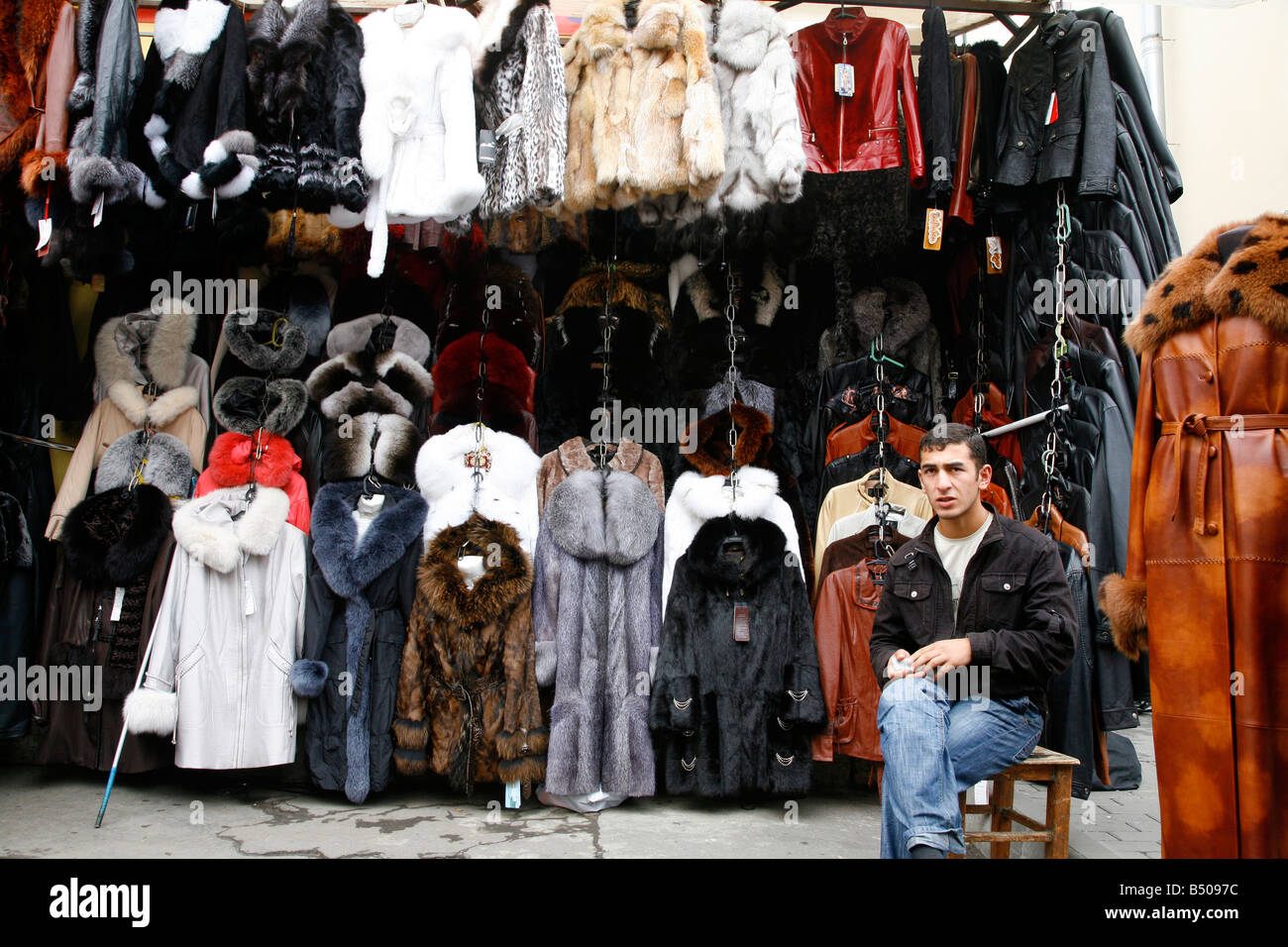 Ago 2008 - Tienda de venta de abrigos de piel baratos en Apraksin Dvor  mercado Rusia San Petersburgo Fotografía de stock - Alamy