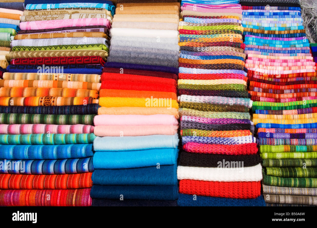 Montones de Perú Andino, chales y bufandas pashminas plegar para dar una  colorida imagen abstracta Fotografía de stock - Alamy