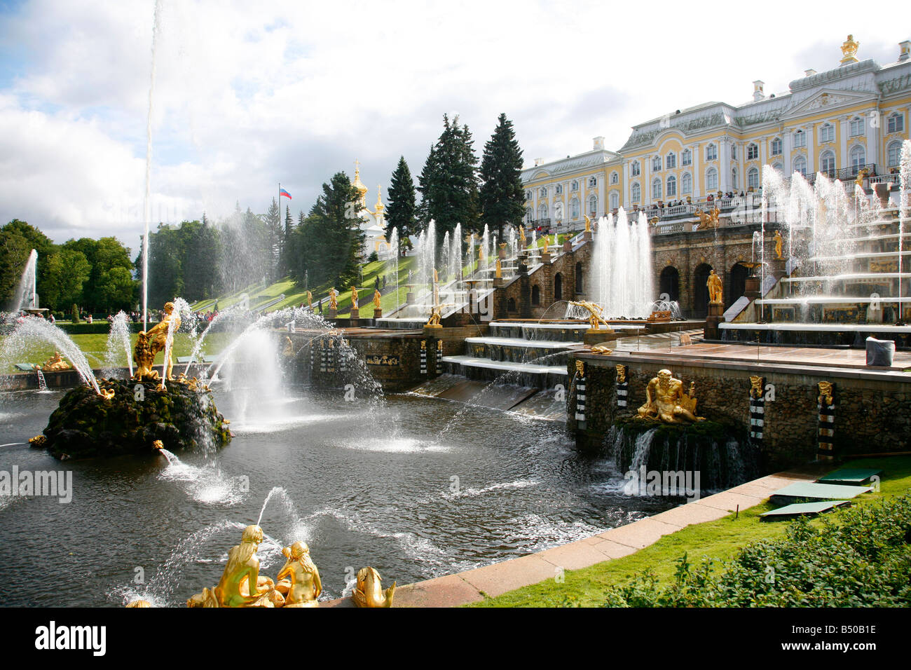 Agosto de 2008 - La Gran Cascada en Palacio Peterhof, San Petersburgo en Rusia Foto de stock