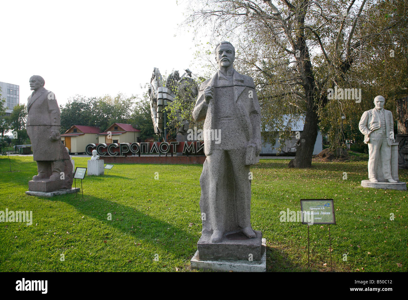 Sep 2008 - Esculturas y estatuas de Lenin en el parque de esculturas, también conocido como el cementerio de los Monumentos Caídos Moscú Rusia Foto de stock
