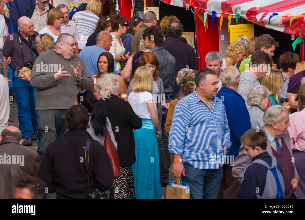 Las personas vagan y busque openair puestos en Abergavenny Festival de Comida Foto de stock