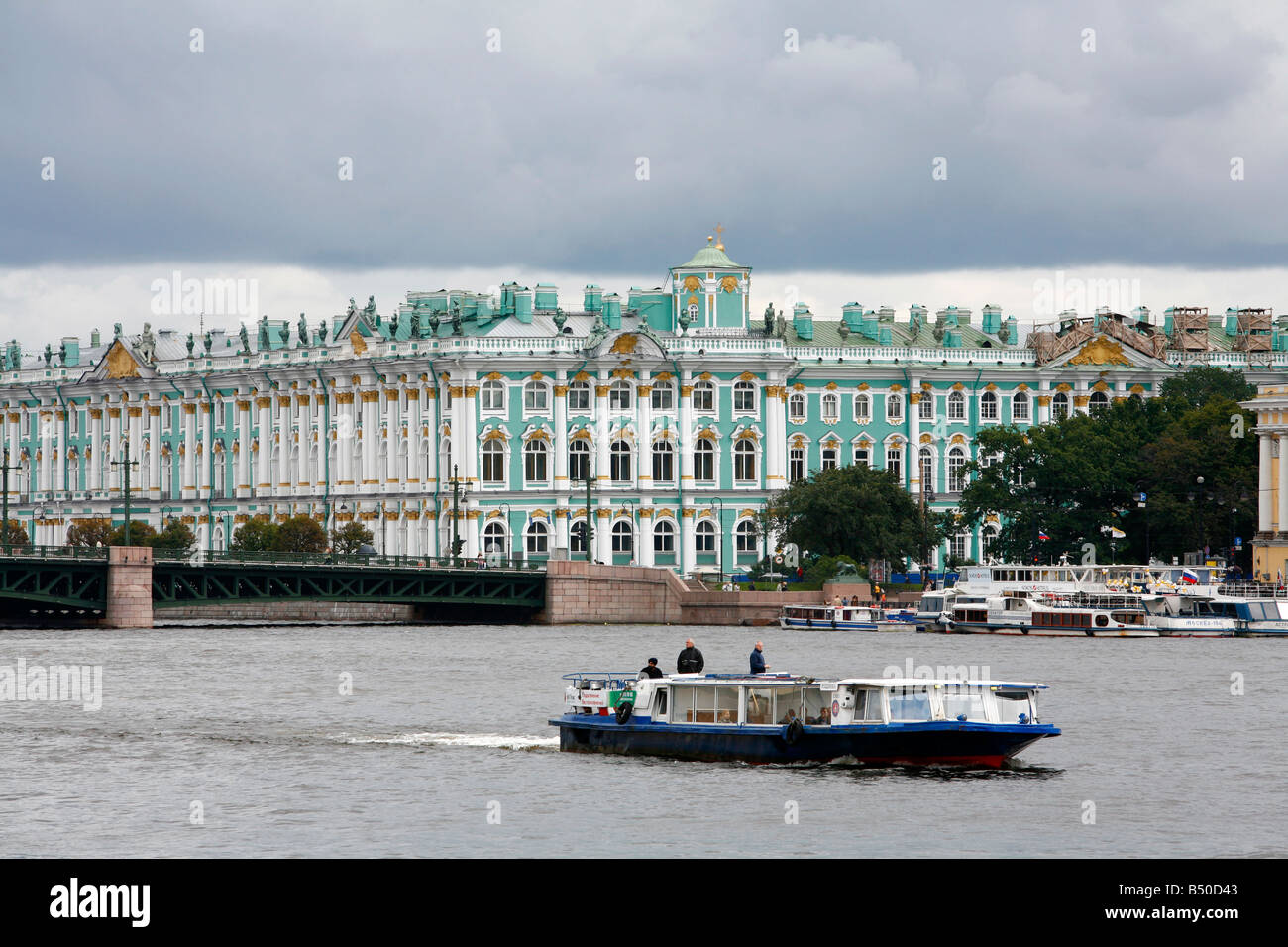 Barco navegando en el río Neva con el Palacio de Invierno en San Petersburgo, Rusia el fondo Foto de stock