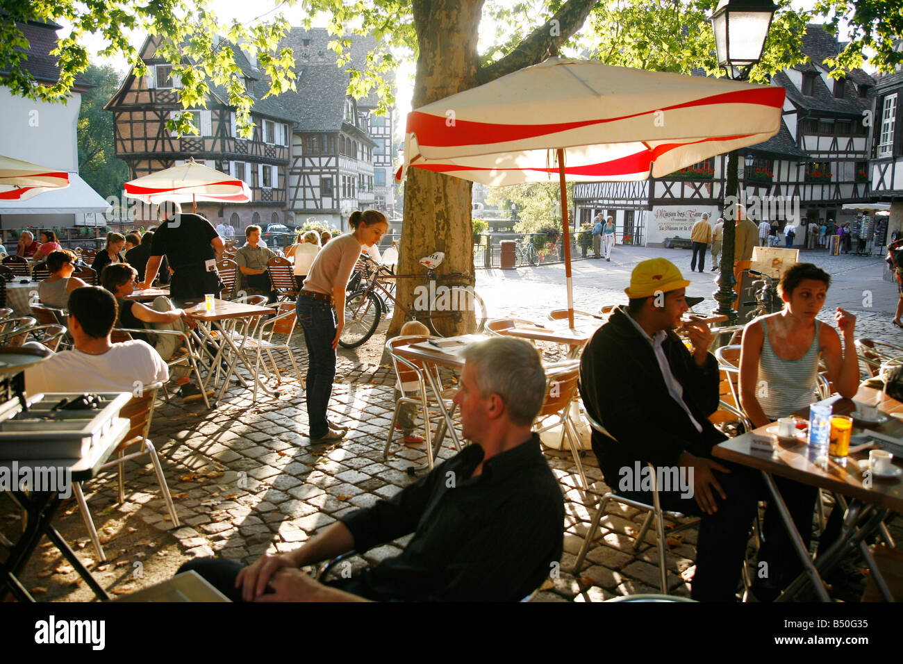 Sep 2008 - Personas sentadas en un restaurante al aire libre en el barrio de La Petite France Alsace Francia Estrasburgo Foto de stock