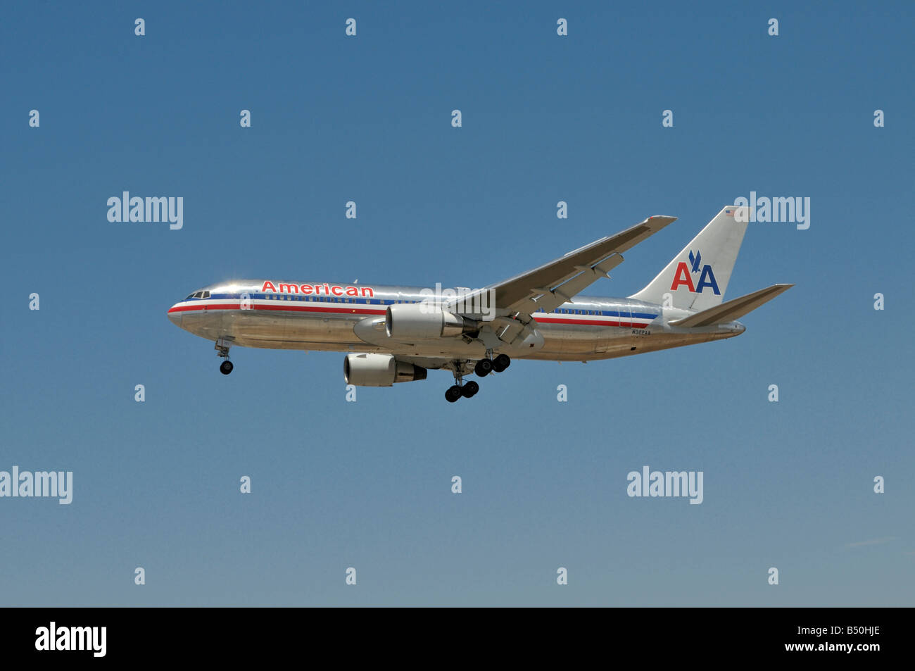 American Airlines opera aviones Boeing 767 a punto de aterrizar en LAX Foto de stock