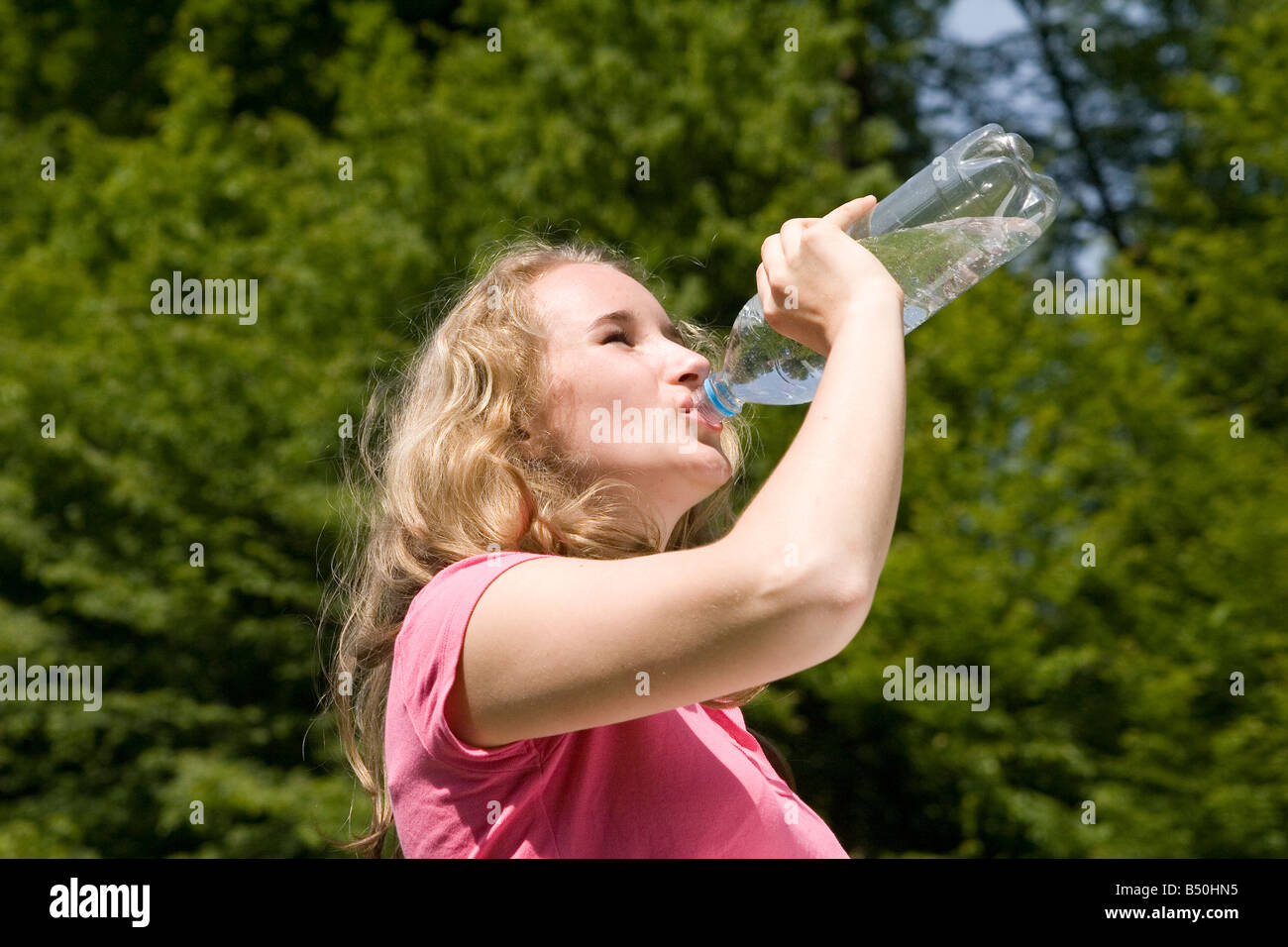 Sed jóvenes - Junge Frau ist durstig Foto de stock